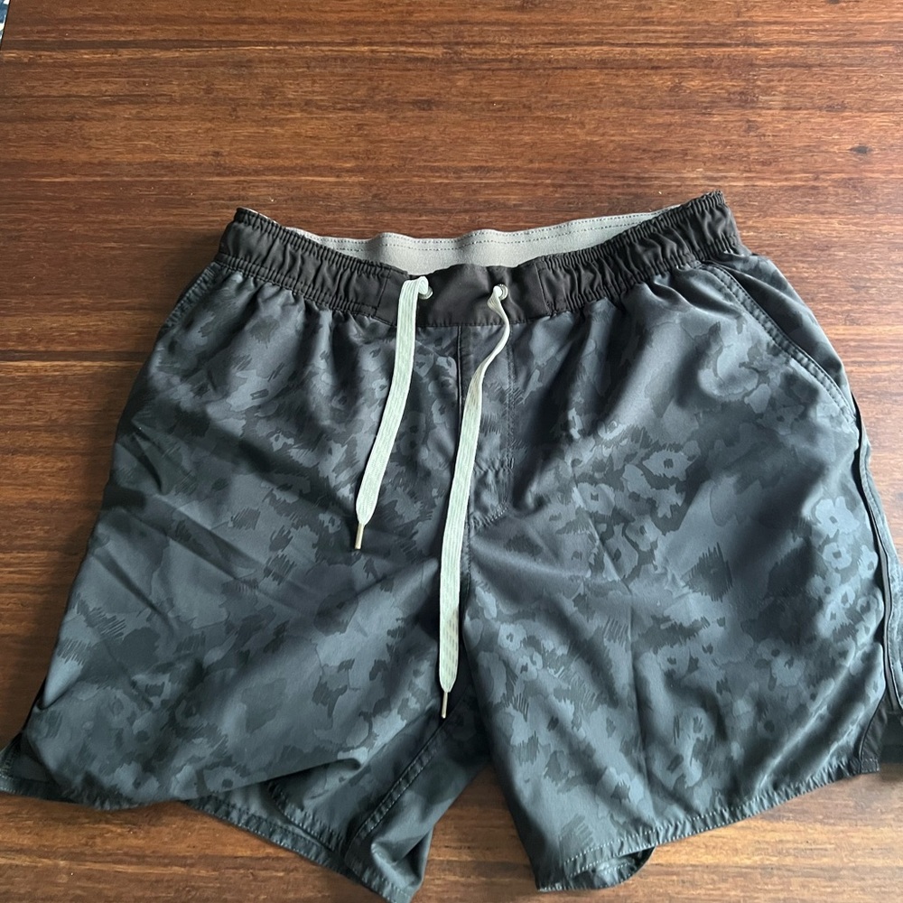 Vuori camo shorts with lining. 5in inseam